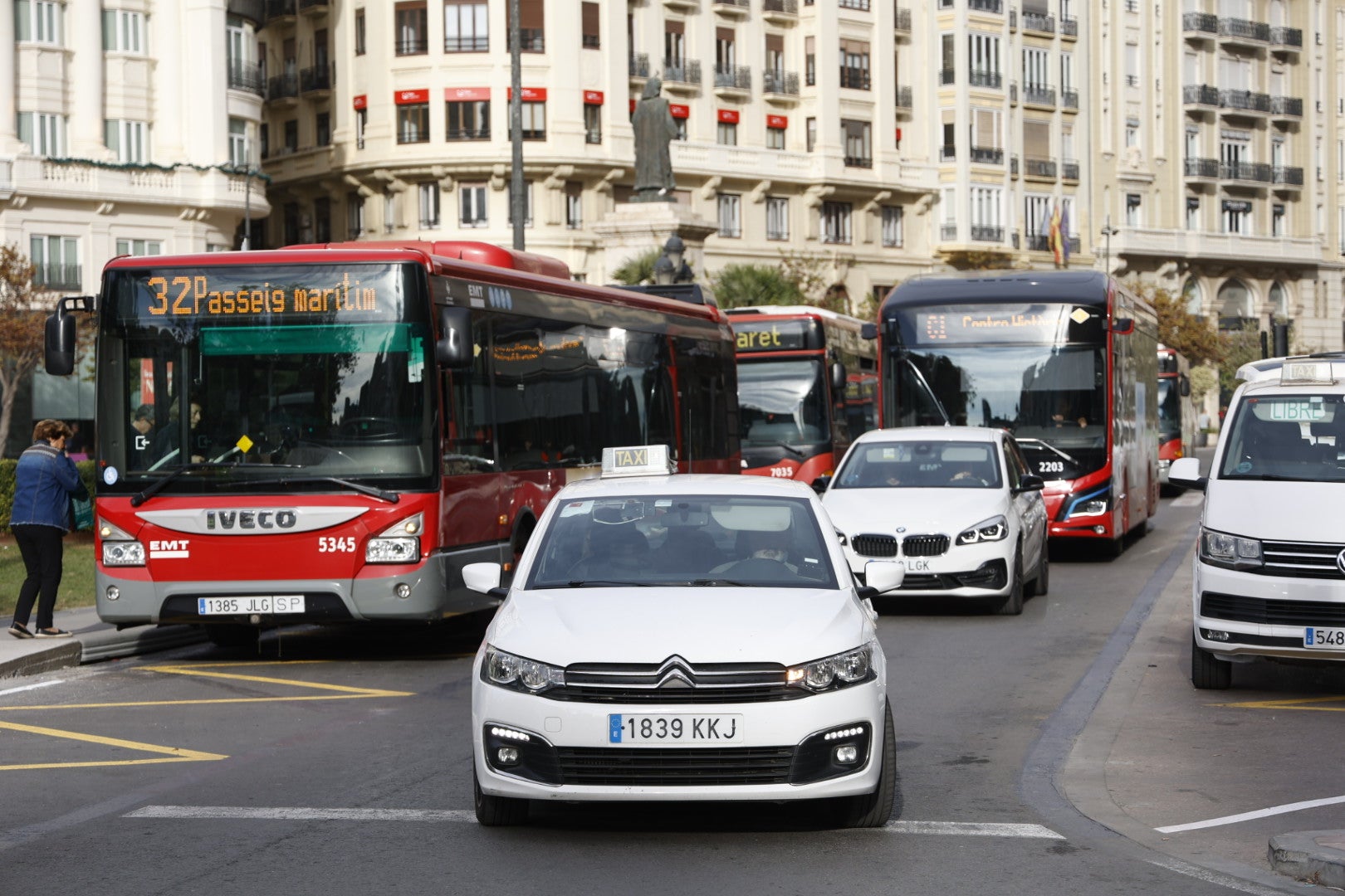 Las nuevas líneas de autobús llegan a la plaza del Ayuntamiento de Valencia