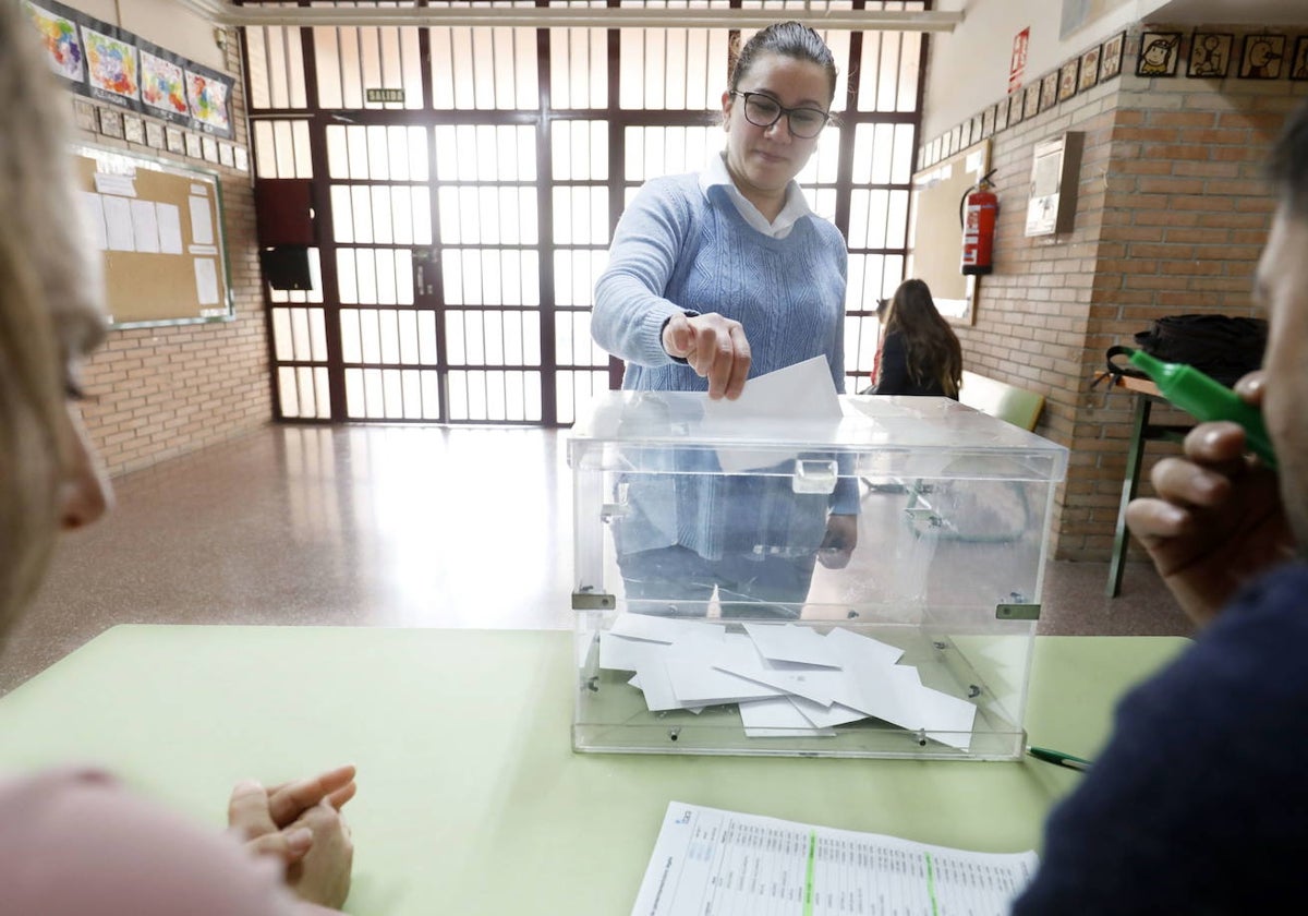 Votación en el colegio L'Amistat de Valencia, celebrada en 2019.