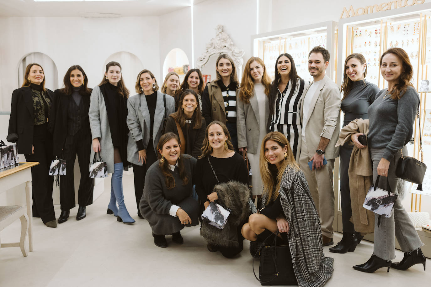 Asistentes a la inauguración de la joyería Acus.