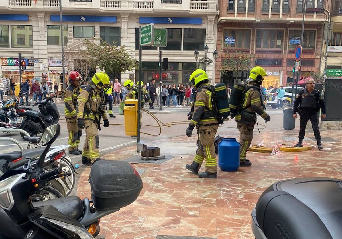 Los bomberos sofocan un incendio en un restaurante en plena plaza del Ayuntamiento