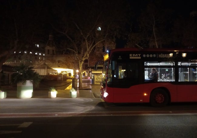 El primer bus en la plaza del Ayuntamiento.