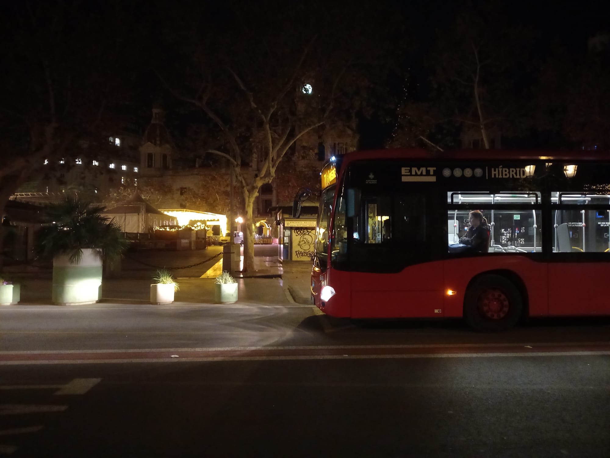 Las nuevas líneas de autobús llegan a la plaza del Ayuntamiento de Valencia