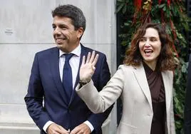 La presidenta de la Comunidad de Madrid, Isabel Díaz Ayuso, junto al president de la Generalitat, Carlos Mazón, saludan a su llegada a la II Cumbre Empresarial.