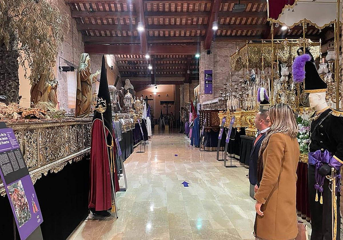 Visita de la concejala de Fiestas y Tradiciones, Mónica Gil, al museo de la Semana Santa Marinera.