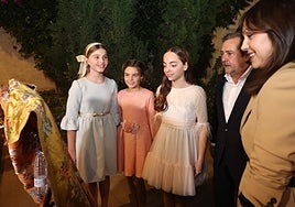 Exposición de las telas de valenciana que lucirá la corte infantil de Marina García.