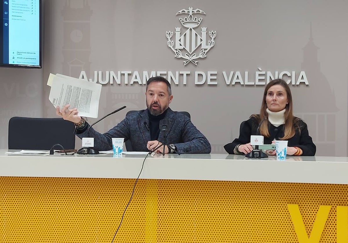 Juanma Badenas, con un documento, durante su exposición.