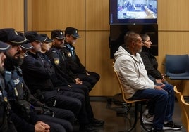 Los acusados durante el juicio en la sala del Tribunal del Jurado.