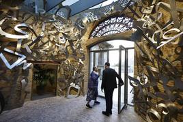 Acceso al patio interior del Centro de Arte Hortensia Herrero, en cuyos muros ha intervenido el artista Jaume Plensa.