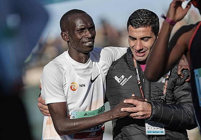 Marc Roig acudió a Joshua Cheptegei