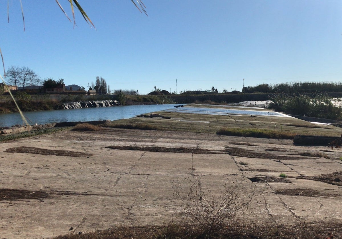 Situación de l'Assut de Fortaleny,casi sin agua.