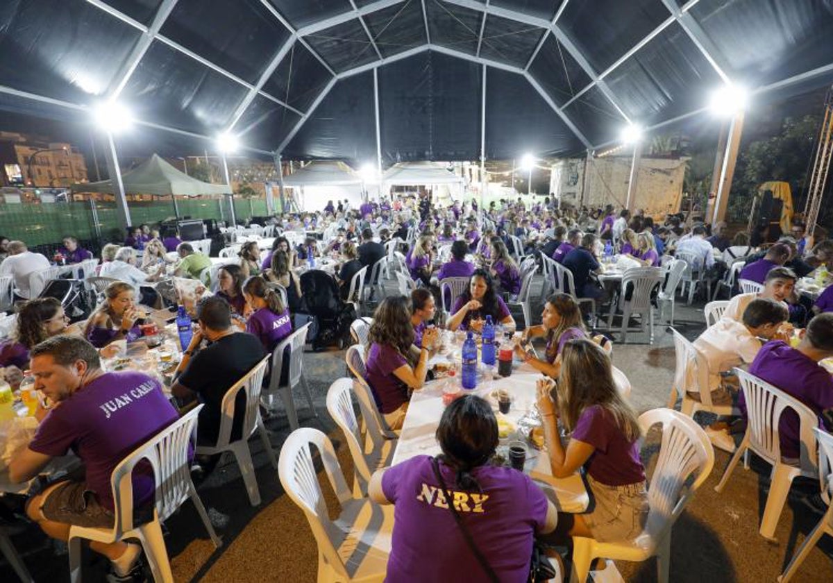 Una cena en el interior de la carpa de Barri Beteró en una imagen de archivo.