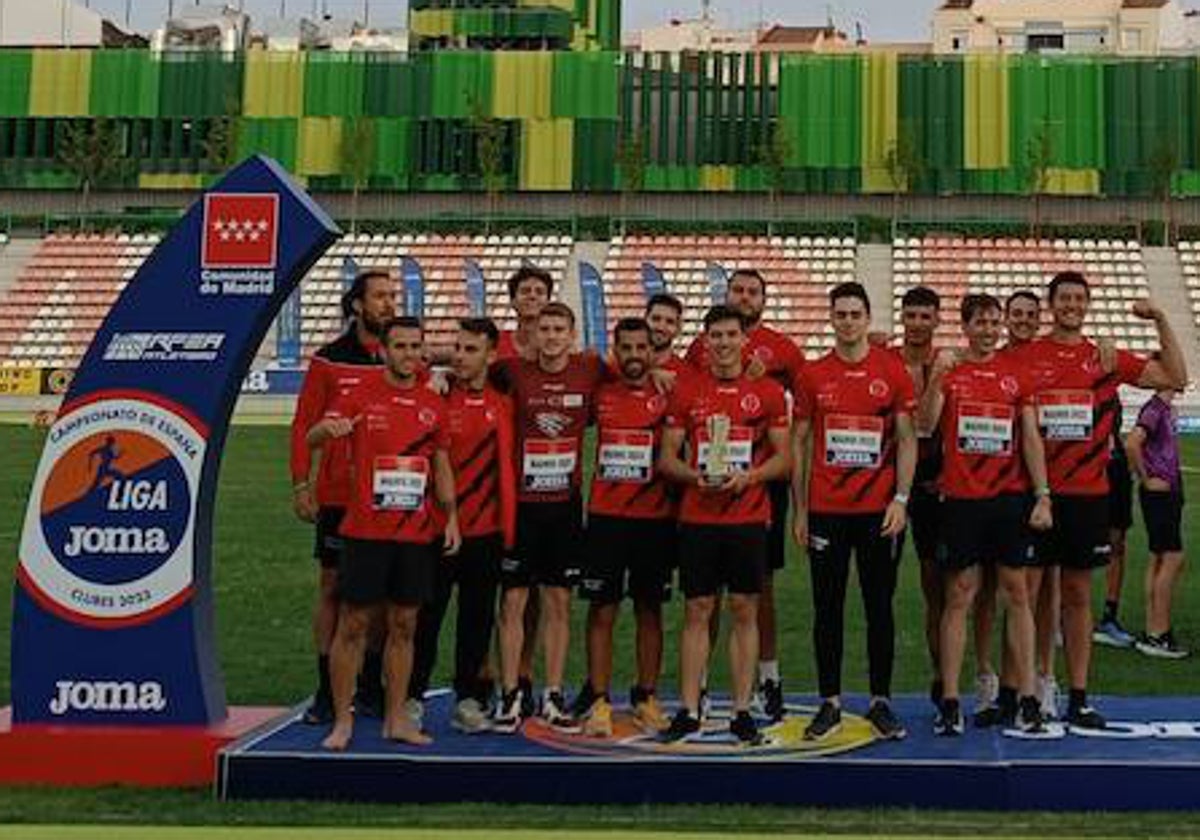 Los subcampeones en División de Honor en pista al aire libre celebran su título.