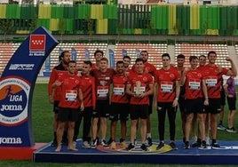 Los subcampeones en División de Honor en pista al aire libre celebran su título.