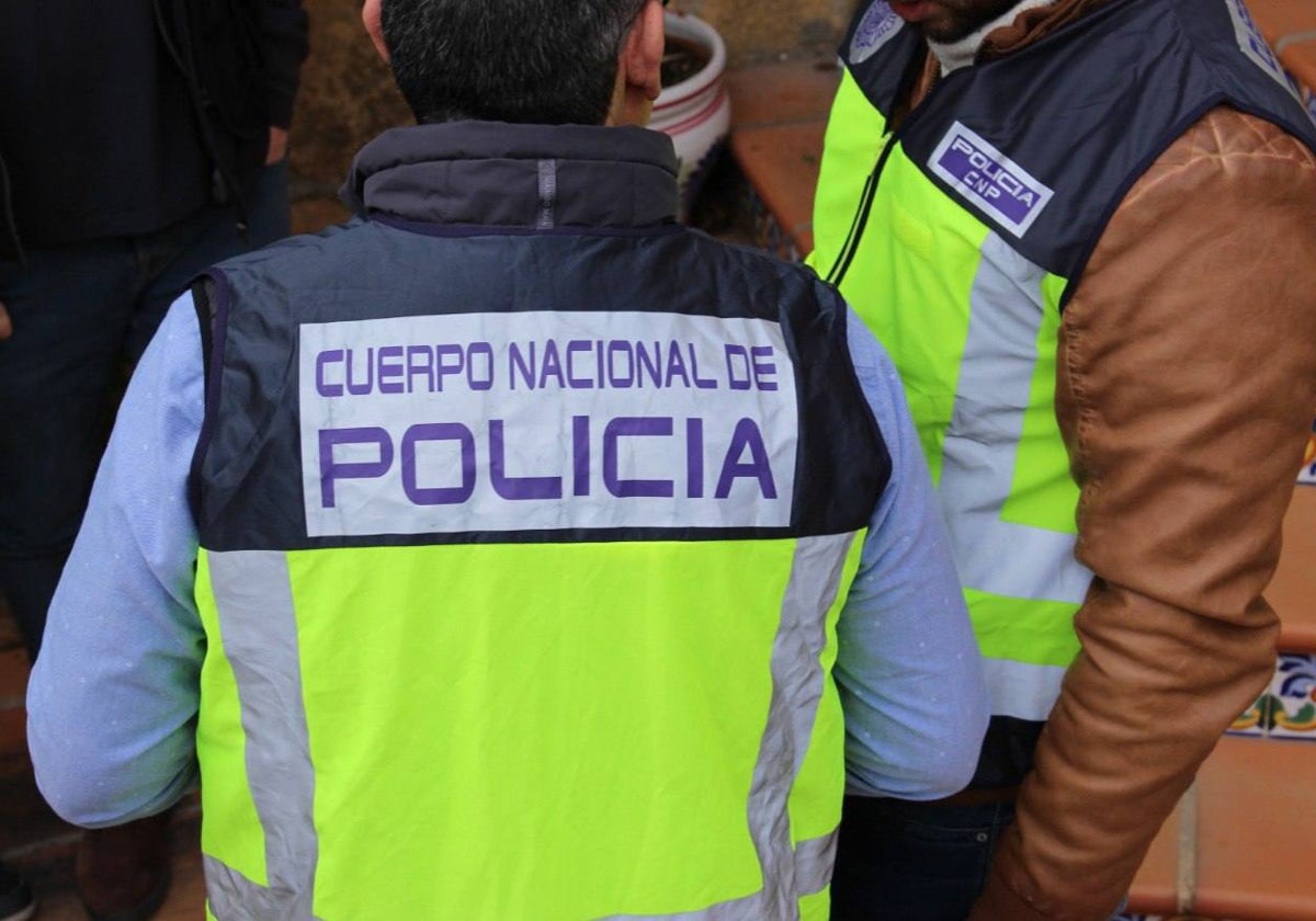 Dos policías en una imagen de recurso.