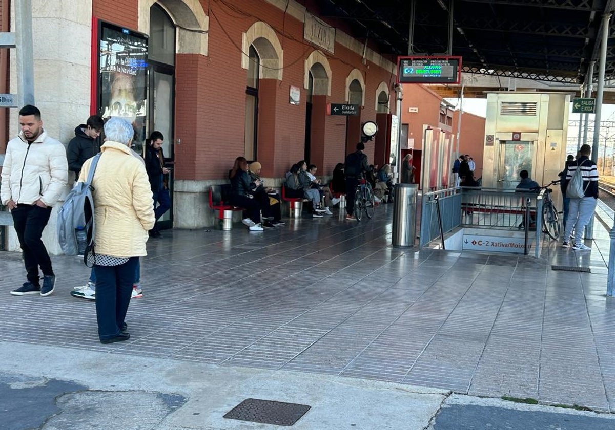 Usuarios esperando en la estación de Alzira este mañana.