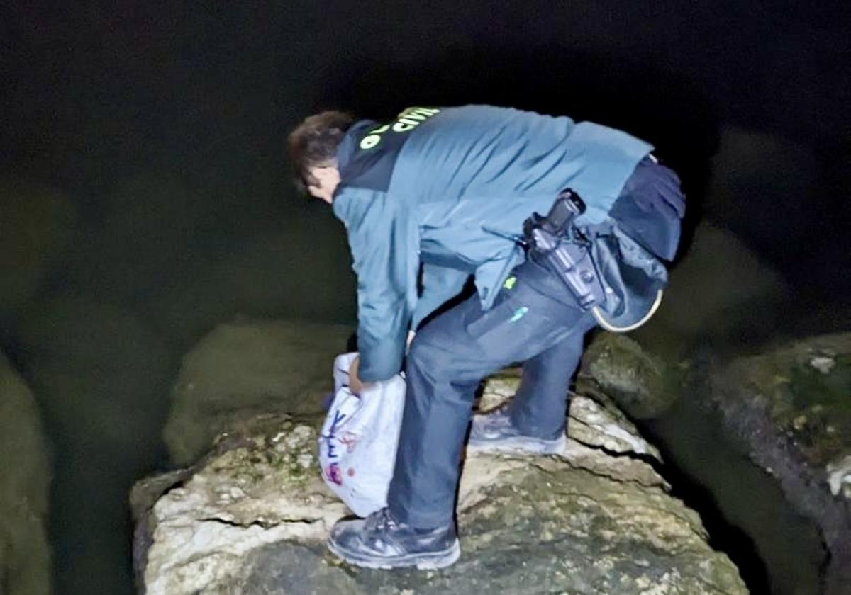 Guardia Civil devolviendo las ostras a la Albufera.