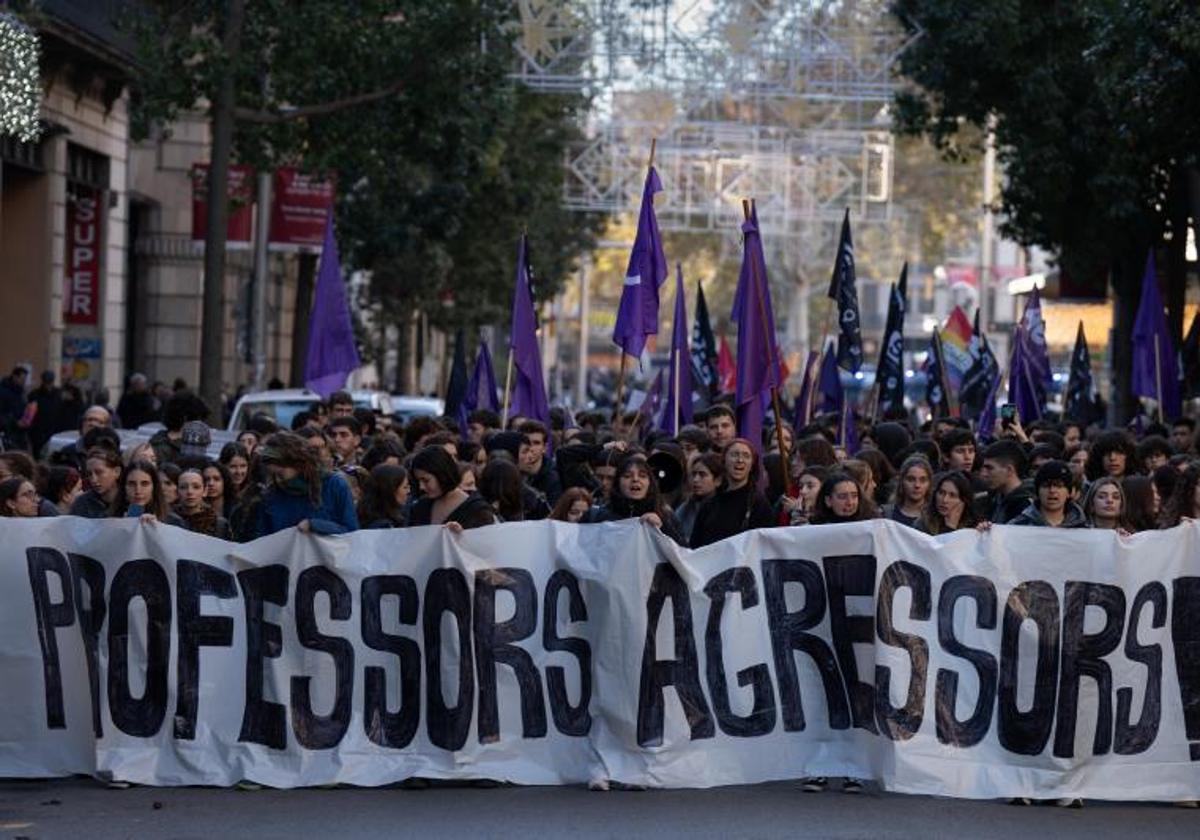 Alumnos se manifiestan contra los «profesores agresores»