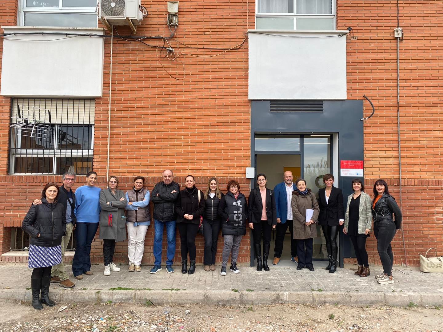 Grupo de mediación y autoridades en el bloque de viviendas.