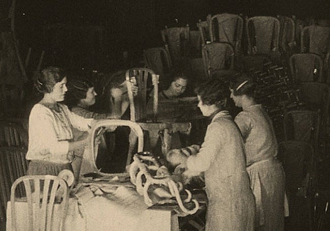 Mujeres trabajando con muebles curvados.