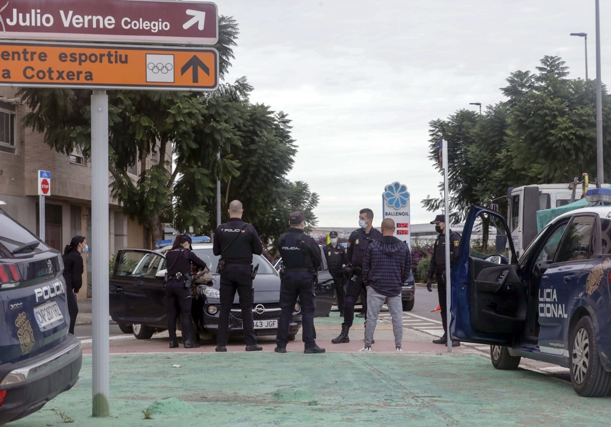 Imagen de archivo de un control policial en Torrent.