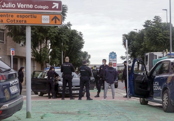 Imagen de archivo de un control policial en Torrent.