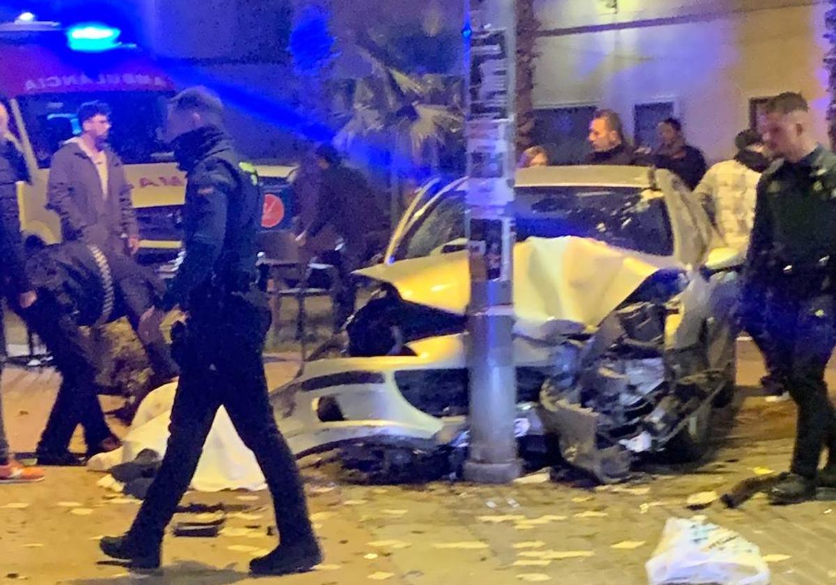 El coche, empotrado contra una farola.