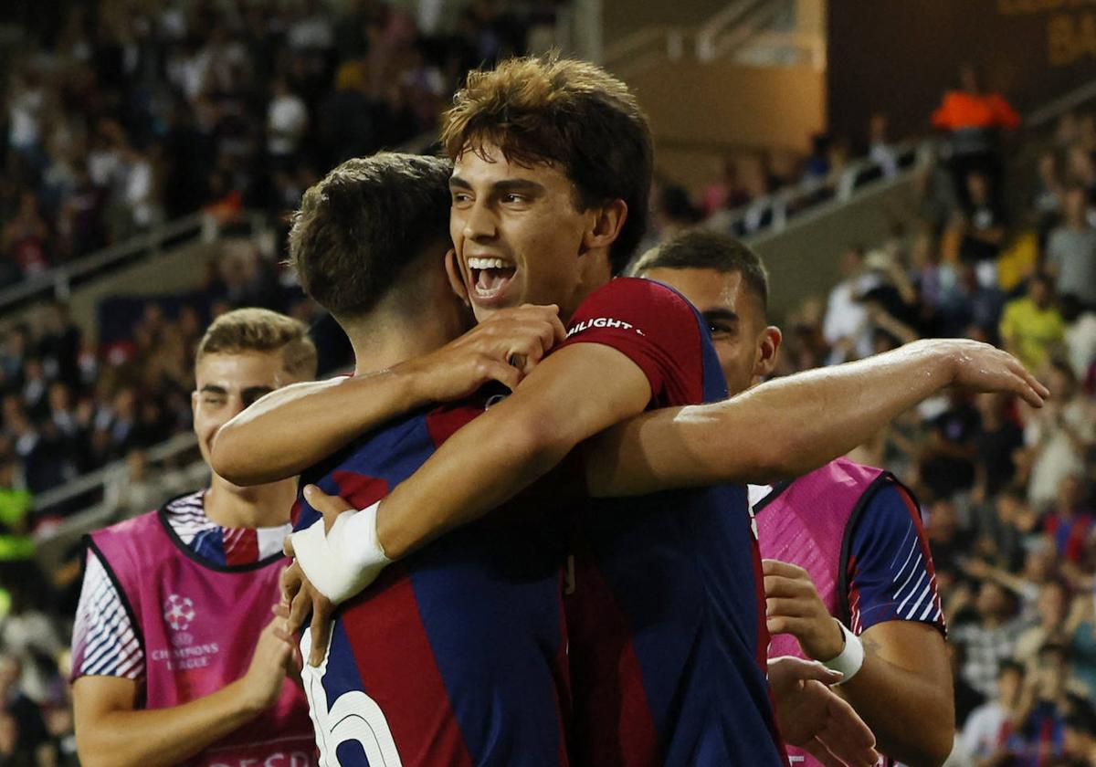 Gavi celebra con Joao Felix su gol ante el Amberes.