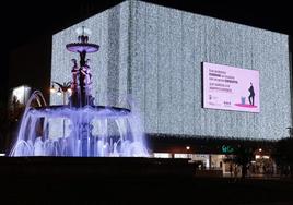 La fachada de un centro comercial con la iluminación navideña.