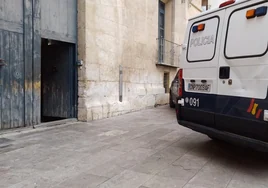 Vehículo de la Policía Nacional a las puertas del juzgado de Xàtiva.