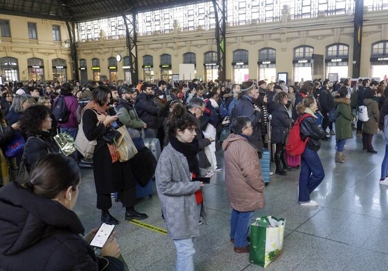 Usuarios en el vestíbulo de la estación del Norte, el pasado febrero.