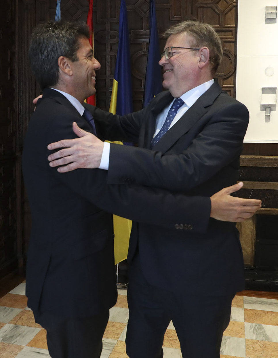 Puig, todavía presidente de la Generalitat, saluda a Carlos Mazón, su sustituto, en el primer encuentro mantenido tras el resultado electoral. 