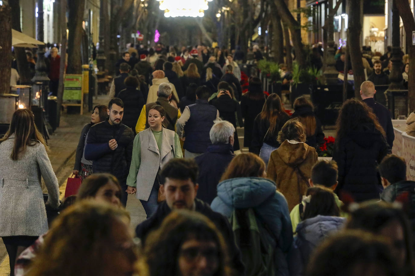 Aglomeración de personas en el centro de Valencia