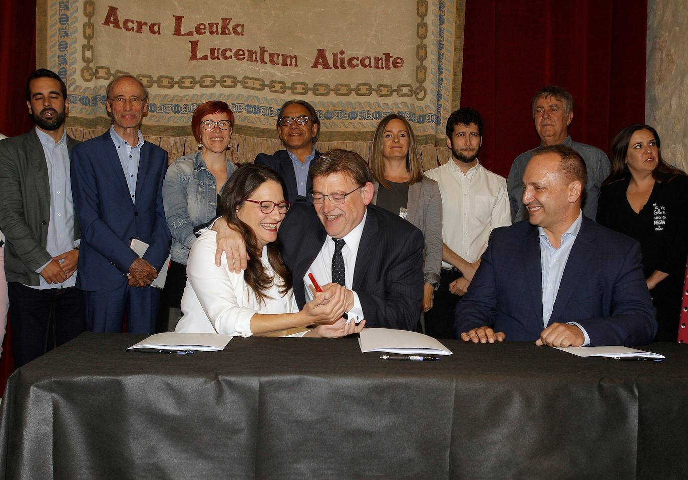 Puig, Oltra y Martínez Dalmau en la firma del segundo pacto del Botánico, organizada en el castillo de Santa Bárbara de Alicante (junio de 2019). 