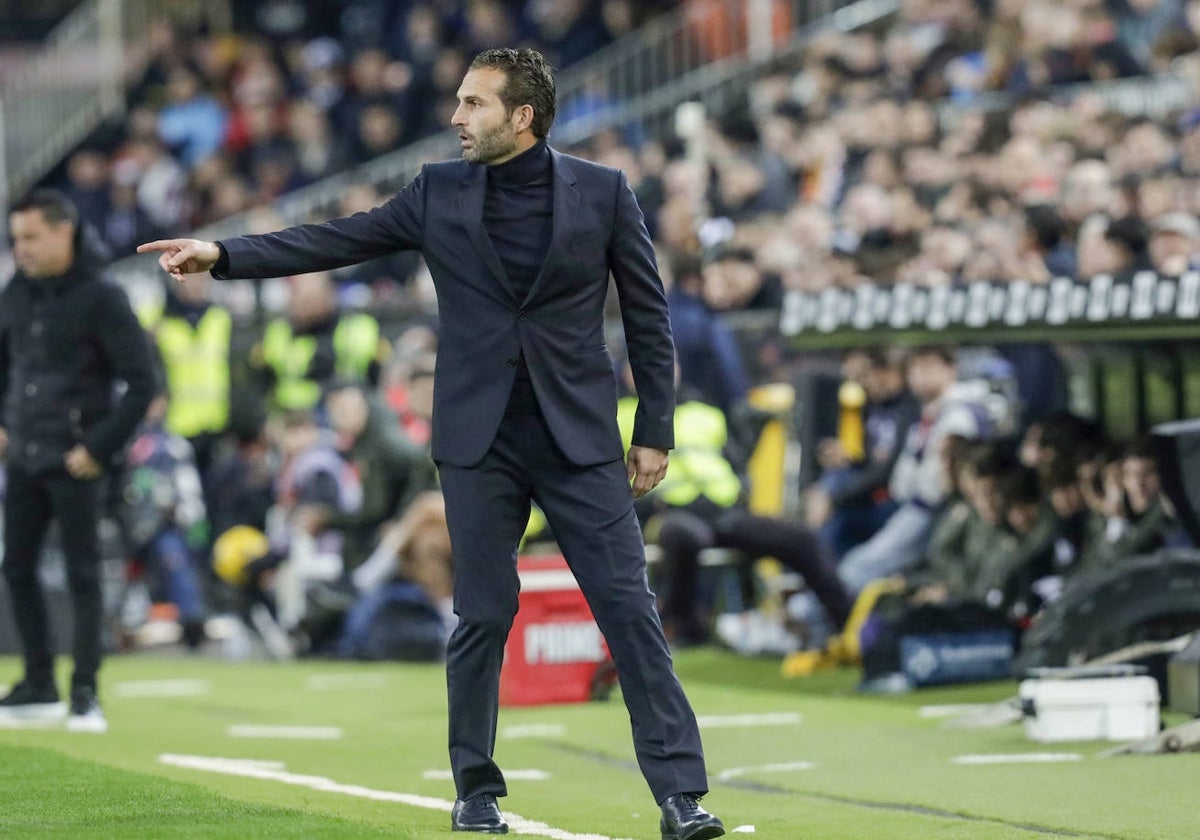 Rubén Baraja da indicaciones a sus jugadores en Mestalla ante el Barça.