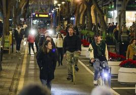 Cortado el tráfico en la calle San Vicente por la aglomeración de personas en Valencia