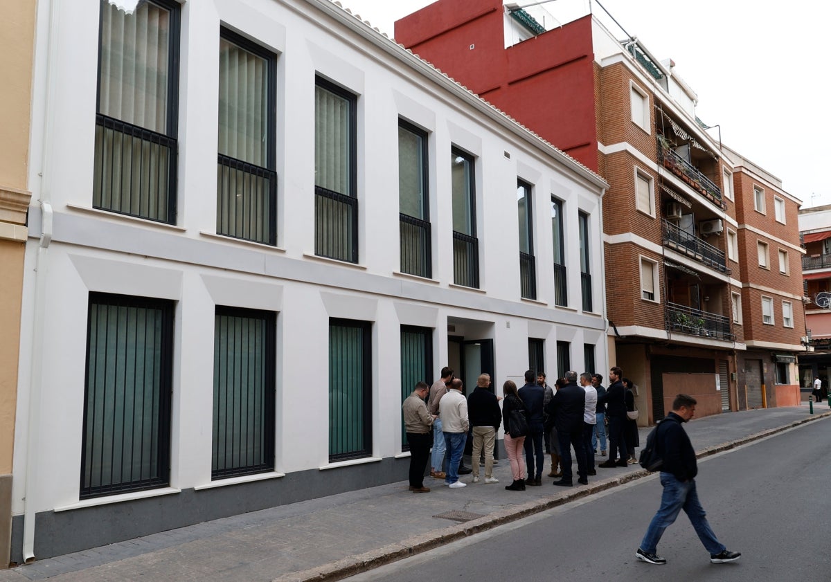 Imagen principal - Fachada de la vivienda, su parte posterior (donde se aprecia que consta de baja más dos alturas) y Manuela y Joan bajo el llamado 'pulmón' de su hogar: el mecanismo que garantiza el perfecto funcionamiento del método passivhaus.