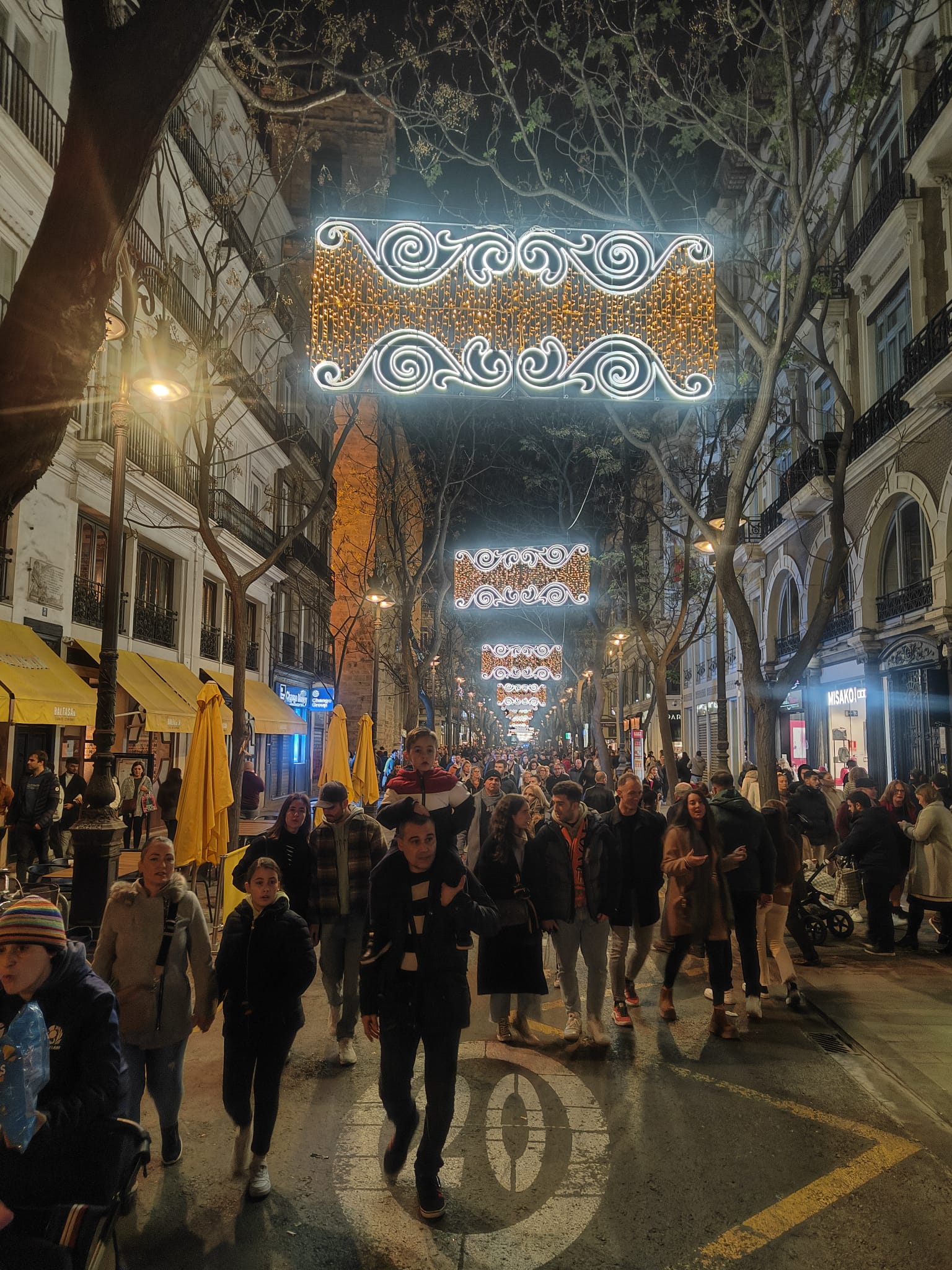 Aglomeración de personas en el centro de Valencia