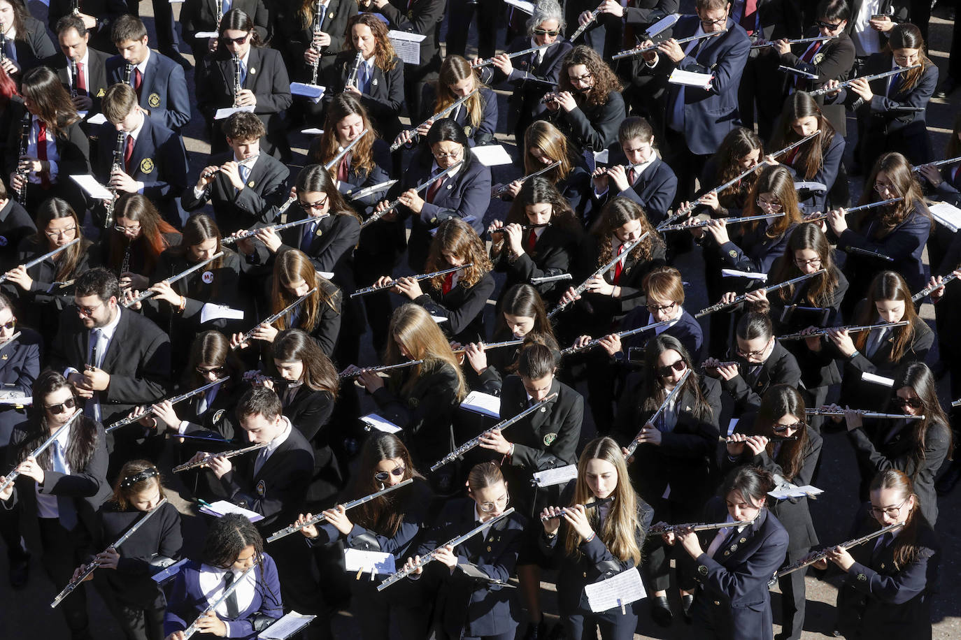 Fotos del homenaje al Maestro Serrano de una veintena de bandas valencianas