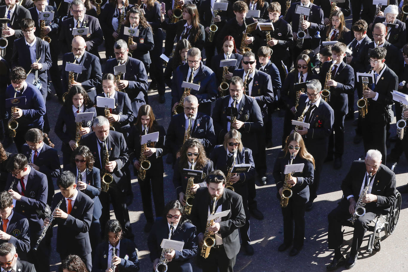 Fotos del homenaje al Maestro Serrano de una veintena de bandas valencianas