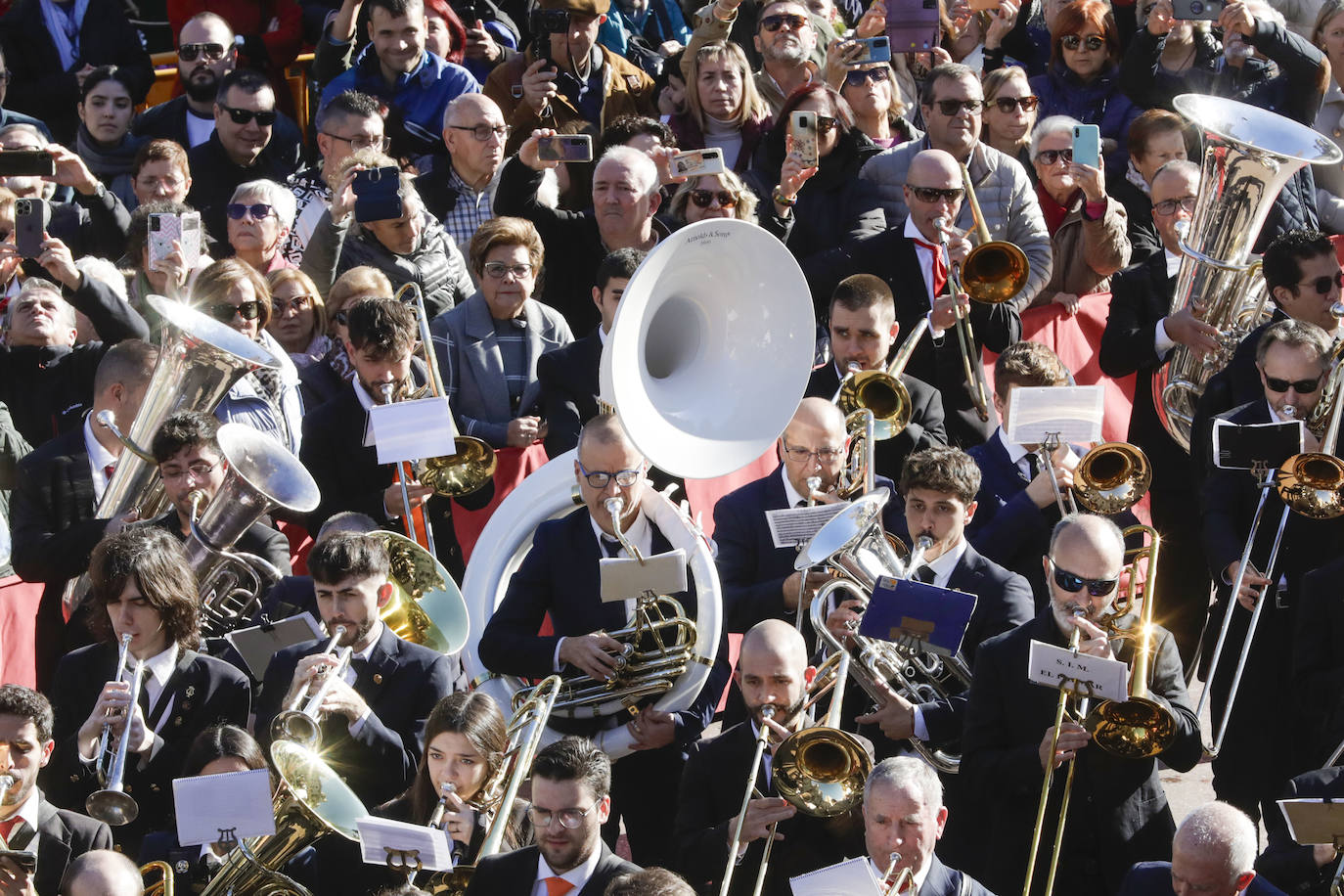 Fotos del homenaje al Maestro Serrano de una veintena de bandas valencianas