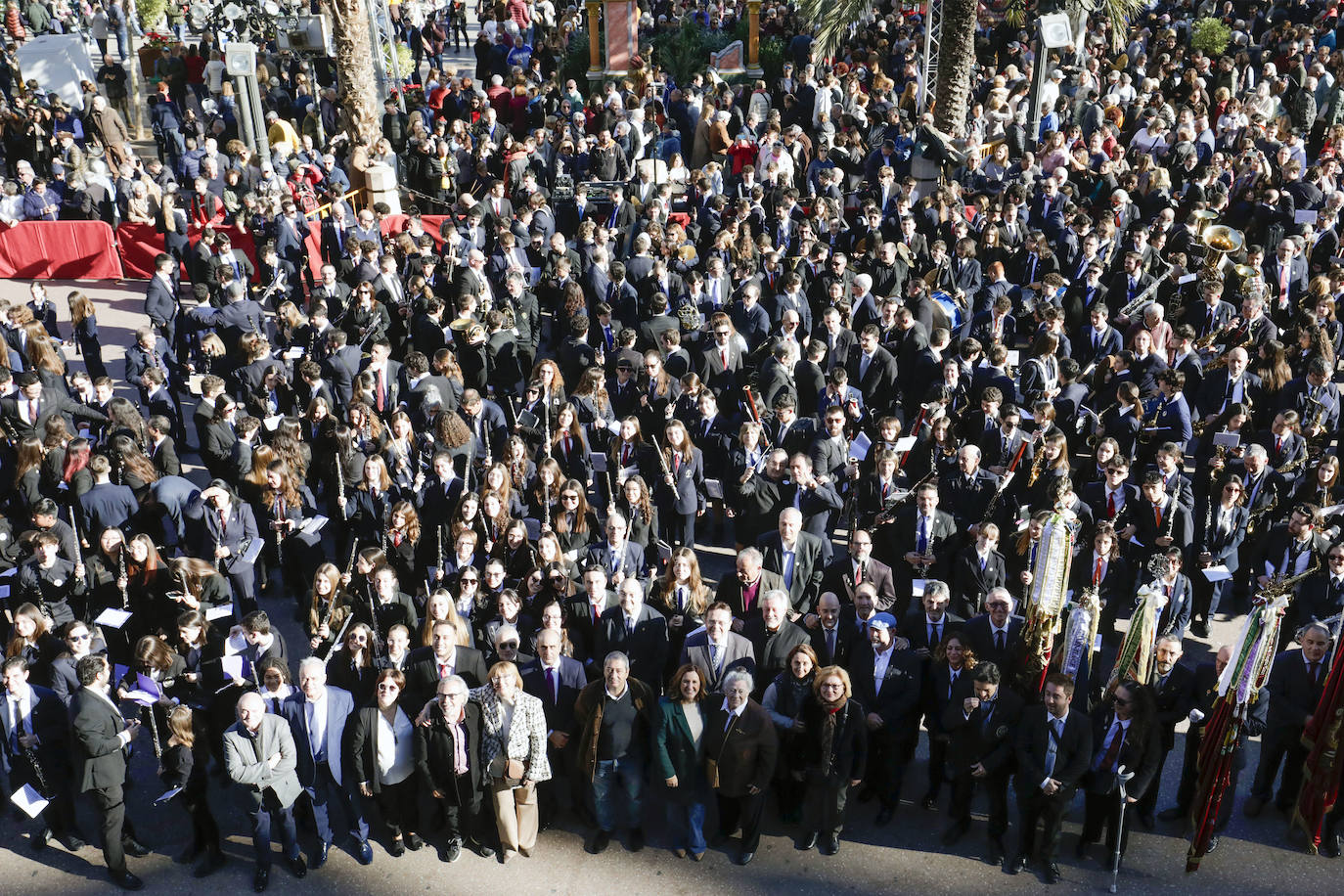 Fotos del homenaje al Maestro Serrano de una veintena de bandas valencianas