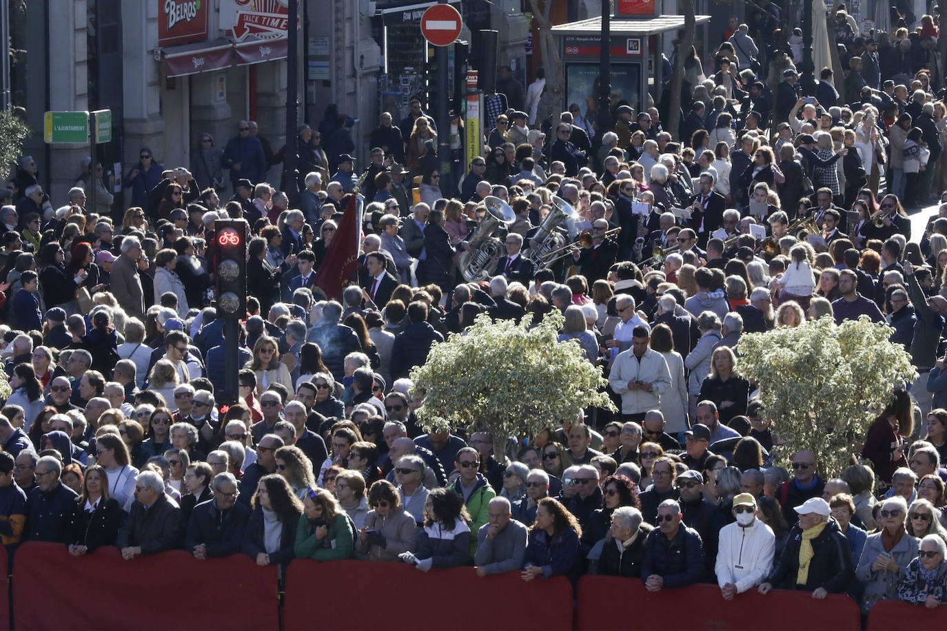 Fotos del homenaje al Maestro Serrano de una veintena de bandas valencianas