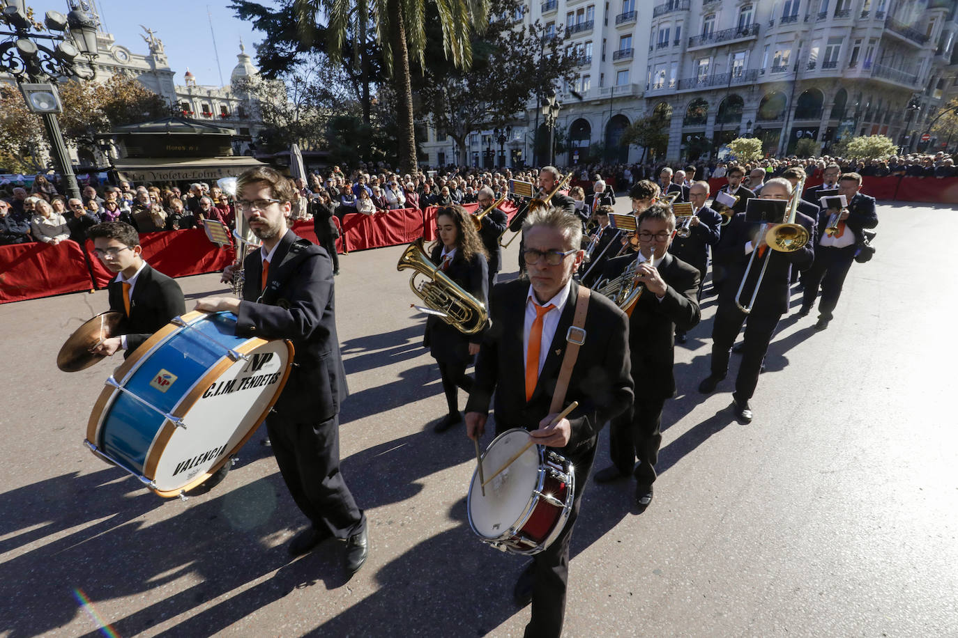 Fotos del homenaje al Maestro Serrano de una veintena de bandas valencianas