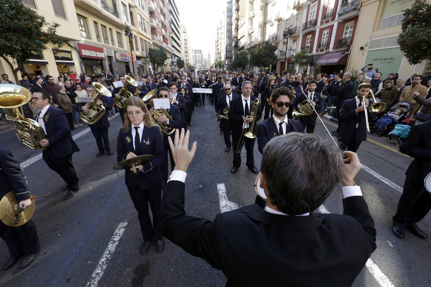 Fotos del homenaje al Maestro Serrano de una veintena de bandas valencianas