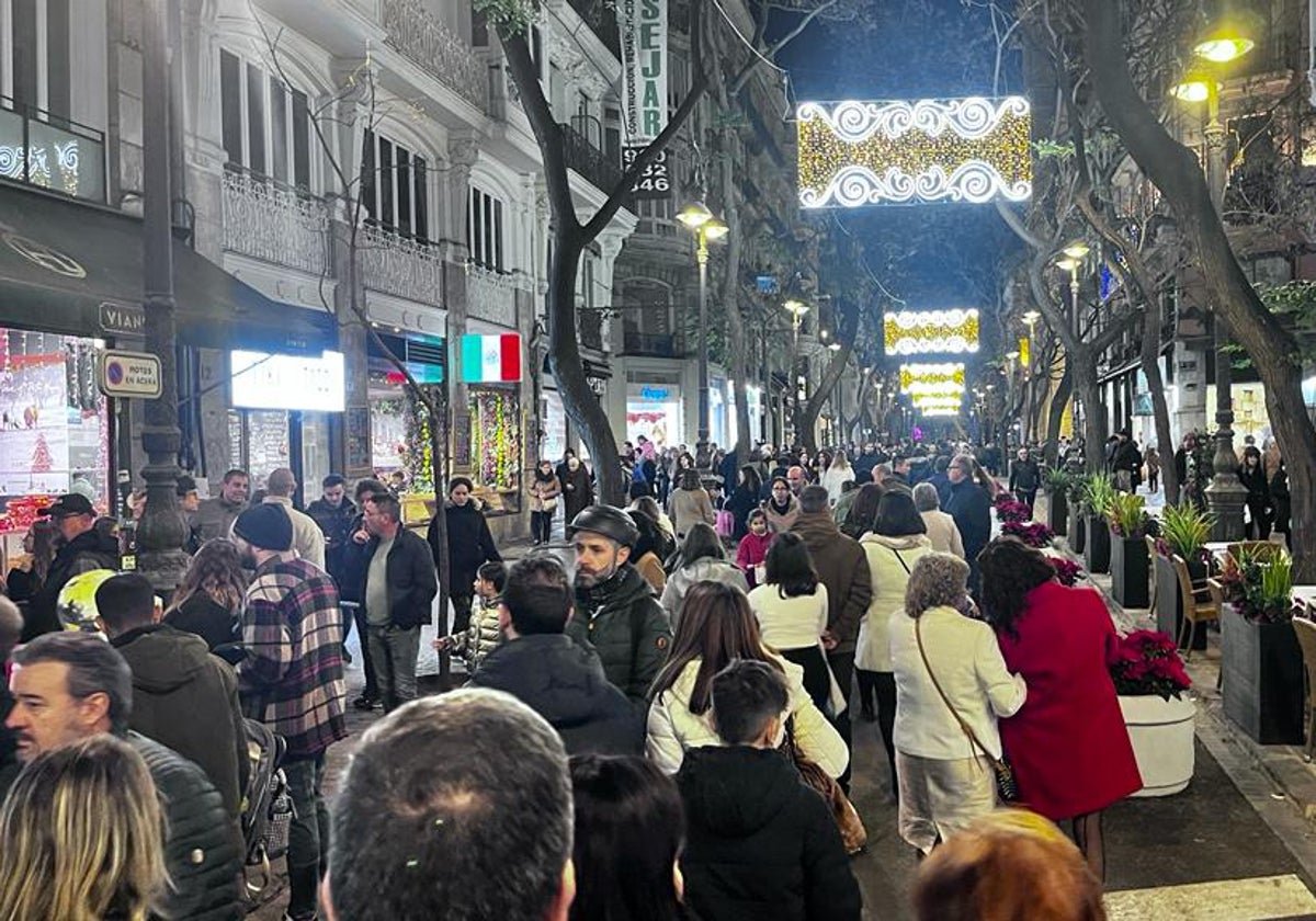 La Policía vuelve a cortar la calle San Vicente de Valencia por las aglomeraciones