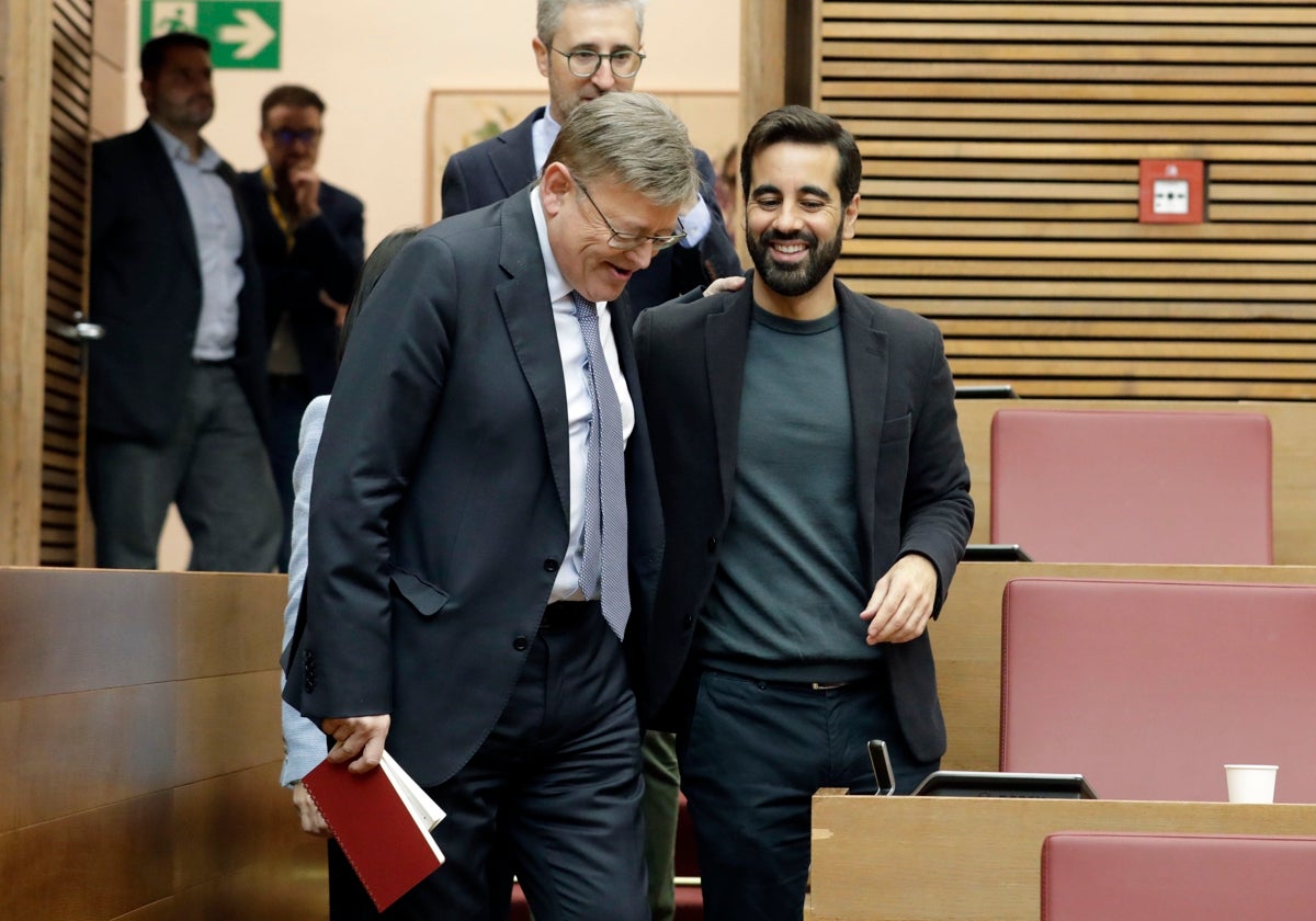 Muñoz, junto a Puig, en el hemiciclo de Les Corts.