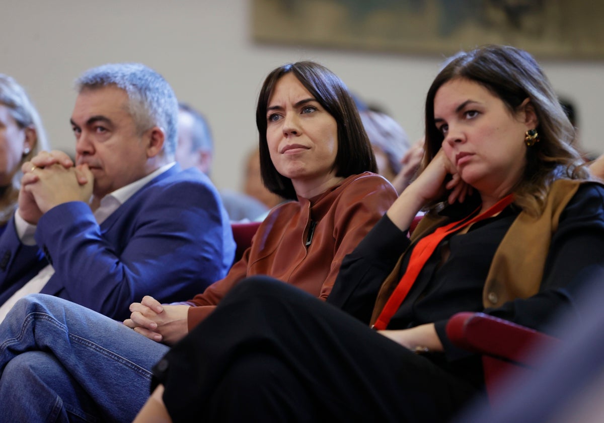 Diana Morant, entre Santos Cerdán y Sandra Gómez, en el comité nacional del pasado sábado.