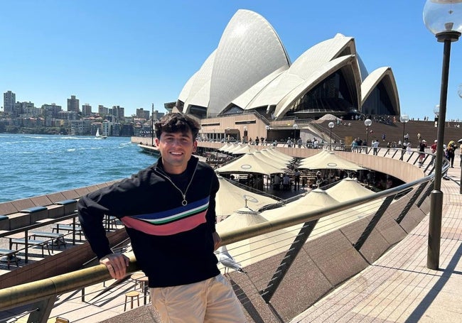 Marcos Martínez, un joven valenciano que trabaja en Sídney, junto al célebre edificio de la ópera.