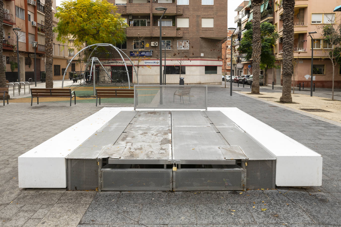 Puerta de acceso a los refugios en plaza Castellón en una imagen de archivo.