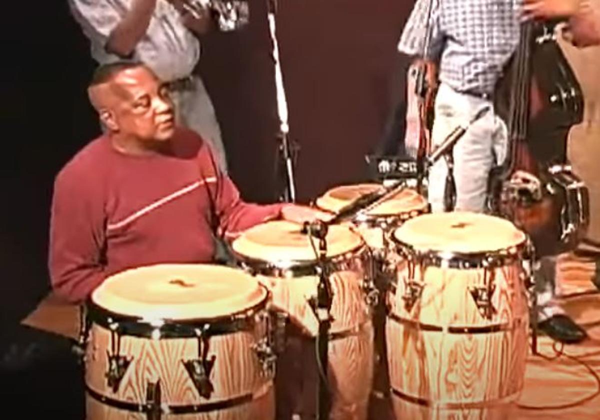 Celso Clemente, durante una actuación, en un fotograma.